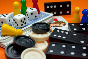 Spielfiguren, Würfel, Dominosteine wild durcheinander